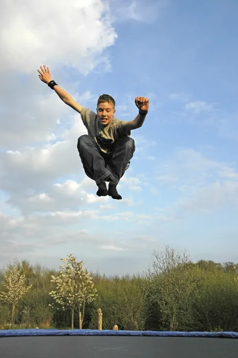 Gerahmter Druck : Kind auf Trampolin Gerahmter Druck : Kind auf Trampolin