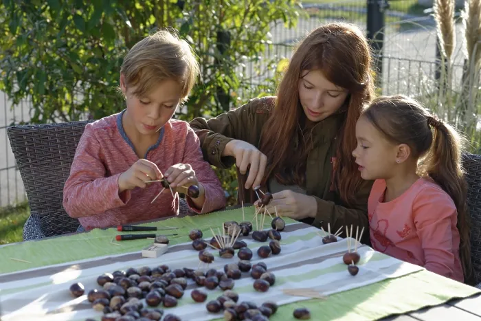 Gerahmter Druck : Kinder schaffen Stangenfiguren. Gerahmter Druck : Kinder schaffen Stangenfiguren.
