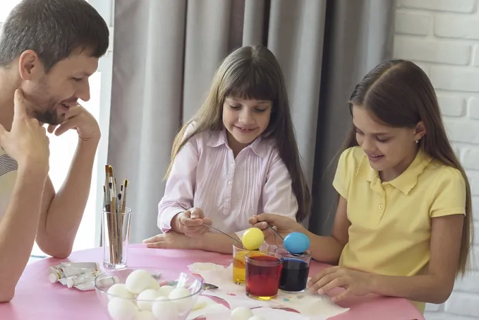 Gerahmter Druck : Kinder malten die ersten Ostereier. Gerahmter Druck : Kinder malten die ersten Ostereier.