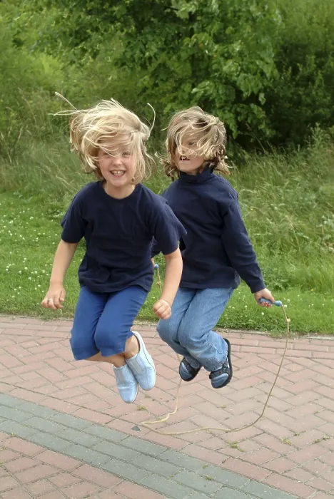 Gerahmter Druck : Kinder spielen. Gerahmter Druck : Kinder spielen.