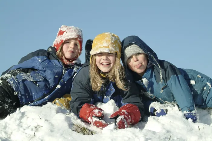 Gerahmter Druck : Kinder im Schnee. Gerahmter Druck : Kinder im Schnee.
