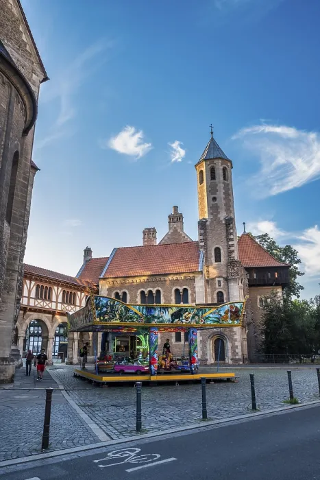 Gerahmter Druck : Kinderkarussell vor dem Dankwarderode-Schloss. Gerahmter Druck : Kinderkarussell vor dem Dankwarderode-Schloss.