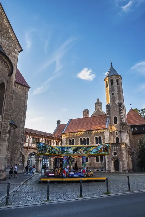 Gerahmter Druck : Kinderkarussell vor dem Dankwarderode-Schloss. Gerahmter Druck : Kinderkarussell vor dem Dankwarderode-Schloss.