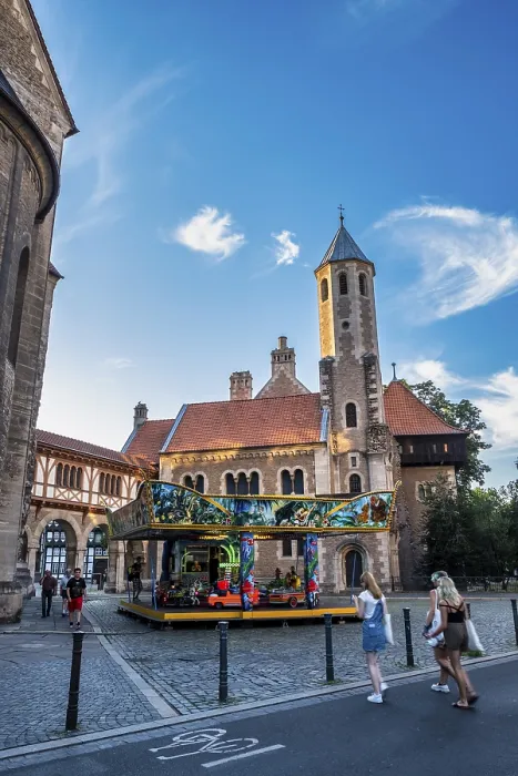 Gerahmter Druck : Kinderkarussell vor dem Dankwarderode-Schloss. Gerahmter Druck : Kinderkarussell vor dem Dankwarderode-Schloss.