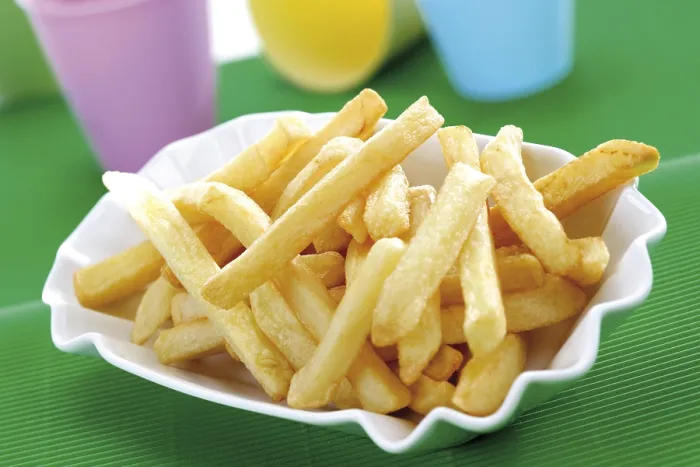 Gerahmter Druck : Chips auf einem kleinen Teller. Gerahmter Druck : Chips auf einem kleinen Teller.