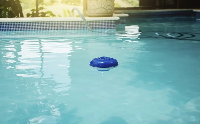 Gerahmter Druck : Ein Chlor-Float in einem Schwimmbad. Gerahmter Druck : Ein Chlor-Float in einem Schwimmbad.