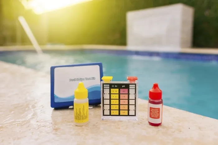 Gerahmter Druck : Chlor-Testkit am Rand des Pools. Gerahmter Druck : Chlor-Testkit am Rand des Pools.