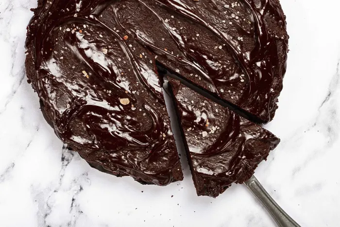 Gerahmter Druck : Schokoladenkuchen, runder Kuchen, auf einem Marmelitertisch. Gerahmter Druck : Schokoladenkuchen, runder Kuchen, auf einem Marmelitertisch.