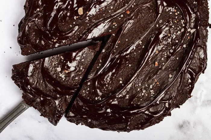 Gerahmter Druck : Schokoladenkuchen, runder Kuchen, auf einem Marmelit-Tisch. Gerahmter Druck : Schokoladenkuchen, runder Kuchen, auf einem Marmelit-Tisch.