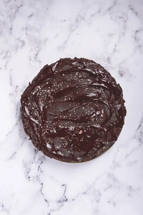 Gerahmter Druck : Schokoladenkuchen, runder Kuchen, auf einem Marmelit-Tisch. Gerahmter Druck : Schokoladenkuchen, runder Kuchen, auf einem Marmelit-Tisch.