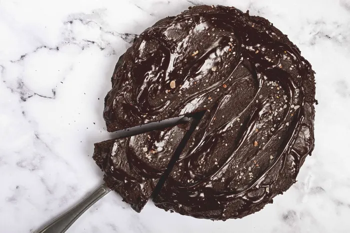 Gerahmter Druck : Schokoladenkuchen, runder Kuchen, auf einem Marmelit-Tisch. Gerahmter Druck : Schokoladenkuchen, runder Kuchen, auf einem Marmelit-Tisch.