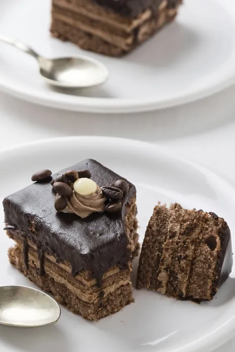 Gerahmter Druck : Schokoladen- und Kaffee-Kuchen auf einem weißen Teller. Gerahmter Druck : Schokoladen- und Kaffee-Kuchen auf einem weißen Teller.