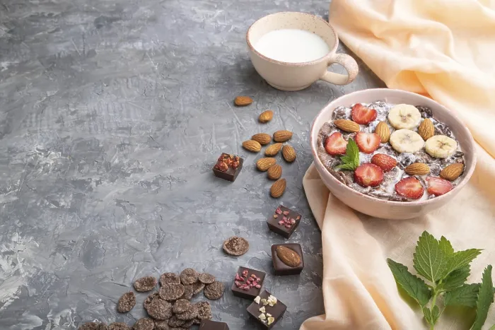 Gerahmter Druck : Schokoladen-Cornflakes mit Milch. Gerahmter Druck : Schokoladen-Cornflakes mit Milch.