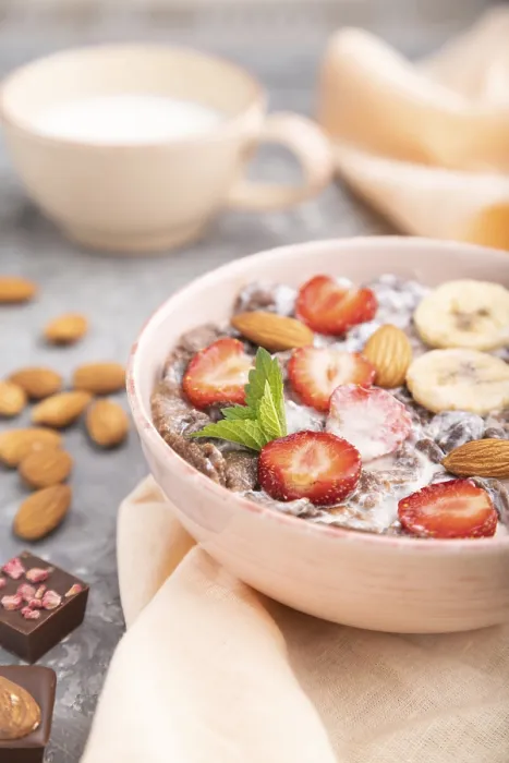 Gerahmter Druck : Schokoladen-Cornflakes mit Milch.