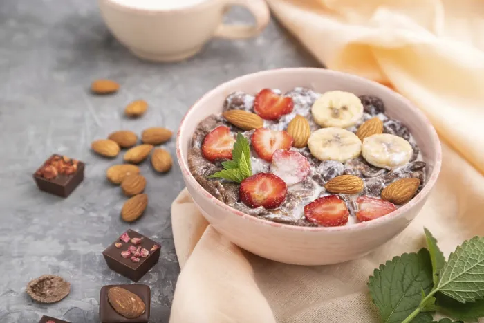 Gerahmter Druck : Schokoladen-Cornflakes mit Milch. Gerahmter Druck : Schokoladen-Cornflakes mit Milch.