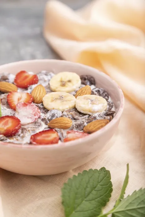 Gerahmter Druck : Schokoladen-Cornflakes mit Milch Gerahmter Druck : Schokoladen-Cornflakes mit Milch