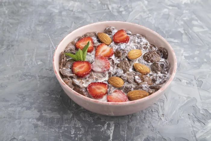 Gerahmter Druck : Schokoladen-Cornflakes mit Milch.