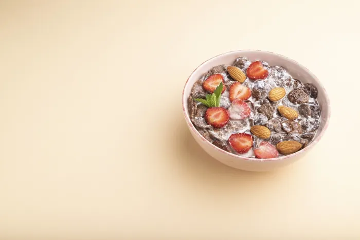 Gerahmter Druck : Schokoladen-Cornflakes mit Milch Gerahmter Druck : Schokoladen-Cornflakes mit Milch