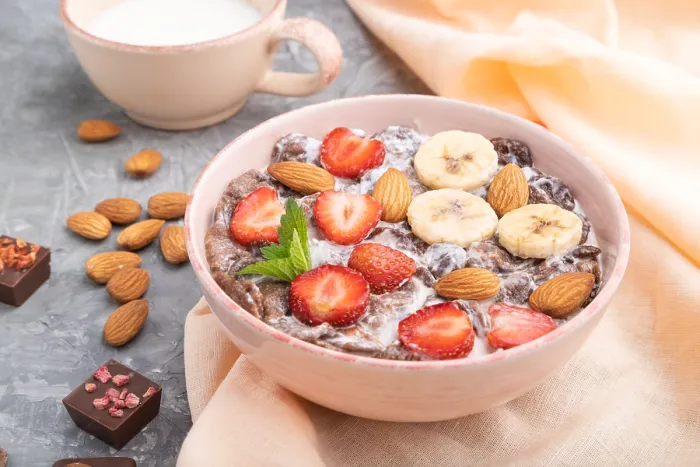 Gerahmter Druck : Schokoladen-Cornflakes mit Milch. Gerahmter Druck : Schokoladen-Cornflakes mit Milch.