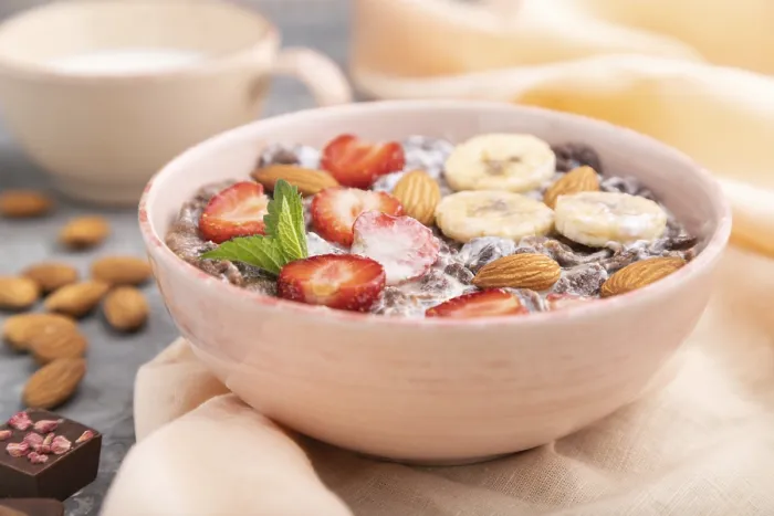 Gerahmter Druck : Schokoladen-Kornflakes mit Milch. Gerahmter Druck : Schokoladen-Kornflakes mit Milch.