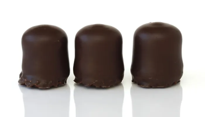 Gerahmter Druck : Drei Schokoladenüberzogene Marshmallows Gerahmter Druck : Drei Schokoladenüberzogene Marshmallows