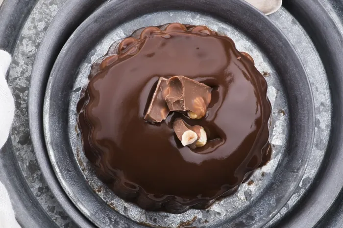 Gerahmter Druck : Schokoladenpudding mit Schokoladensoße auf einem Teller. Gerahmter Druck : Schokoladenpudding mit Schokoladensoße auf einem Teller.