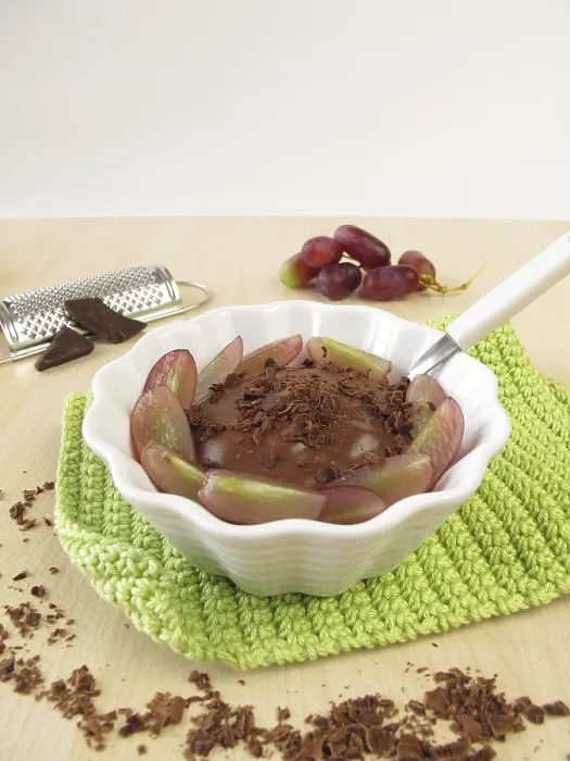 Gerahmter Druck : Schokoladenpudding mit roten Trauben. Gerahmter Druck : Schokoladenpudding mit roten Trauben.