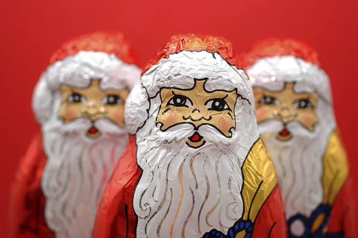 Gerahmter Druck : Drei Schokoladen-Santas Gerahmter Druck : Drei Schokoladen-Santas