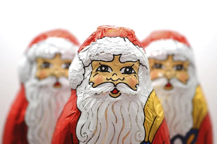 Gerahmter Druck : Drei Schokoladen-Santas Gerahmter Druck : Drei Schokoladen-Santas
