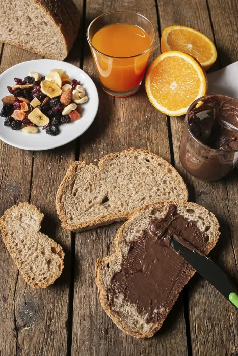 Gerahmter Druck : Schokoladencremescheibe mit Orangensaft. Gerahmter Druck : Schokoladencremescheibe mit Orangensaft.