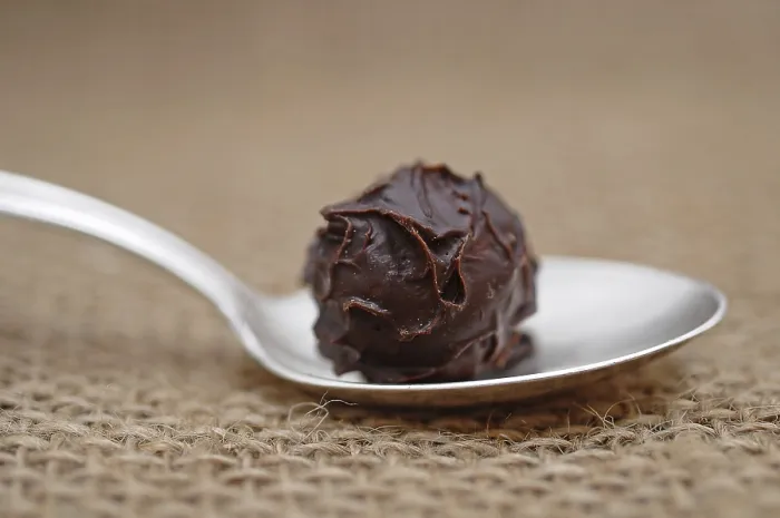 Gerahmter Druck : Schokoladentruffel auf Silberschöpfkelle Gerahmter Druck : Schokoladentruffel auf Silberschöpfkelle