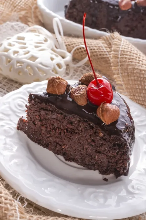 Gerahmter Druck : Schokoladen-Walnuss-Torte mit Kirschen Gerahmter Druck : Schokoladen-Walnuss-Torte mit Kirschen