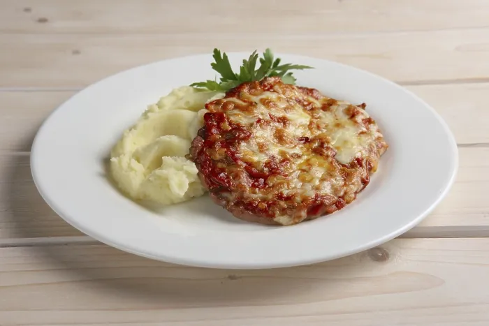 Gerahmter Druck : Gekochtes Hackfleisch mit geschmorter Kartoffel. Gerahmter Druck : Gekochtes Hackfleisch mit geschmorter Kartoffel.