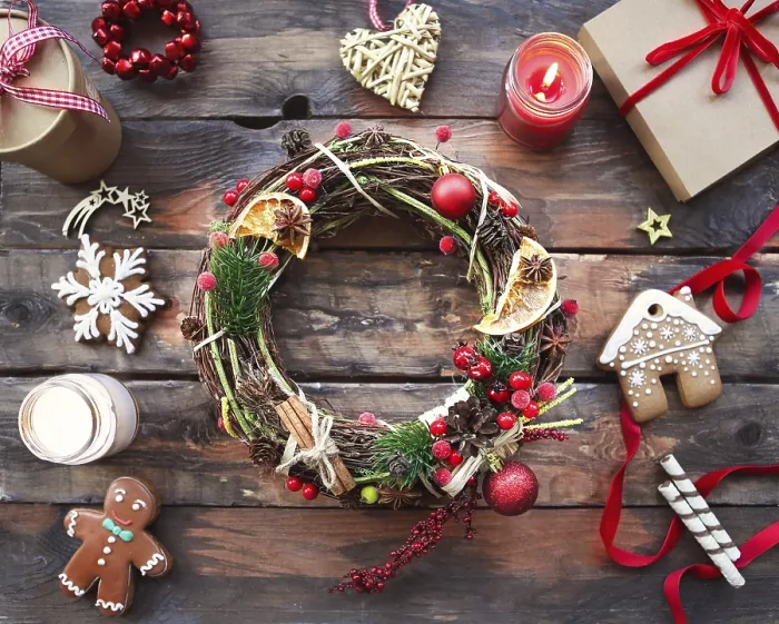 Gerahmter Druck : Weihnachtskulisse mit Dekorationen. Gerahmter Druck : Weihnachtskulisse mit Dekorationen.