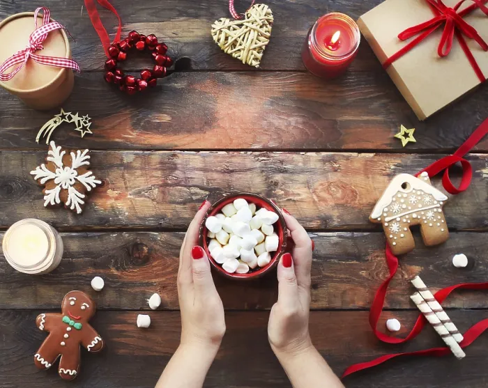 Gerahmter Druck : Weihnachtskulisse mit Dekorationen. Gerahmter Druck : Weihnachtskulisse mit Dekorationen.
