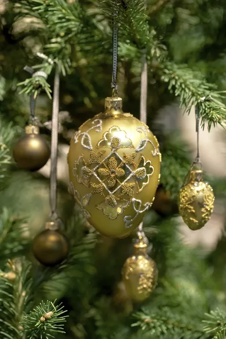 Gerahmter Druck : Weihnachtsschalen auf dem Baum. Gerahmter Druck : Weihnachtsschalen auf dem Baum.