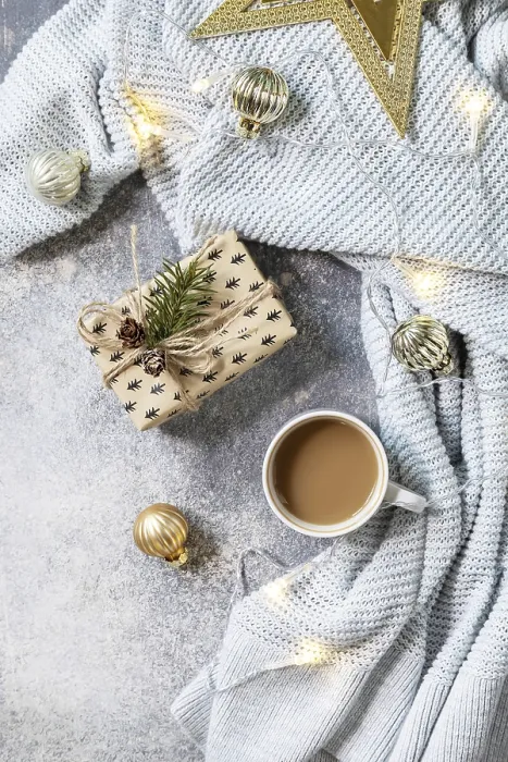 Gerahmter Druck : Weihnachtskomposition mit Kaffeetasse Gerahmter Druck : Weihnachtskomposition mit Kaffeetasse
