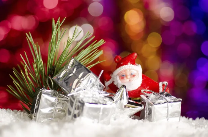 Gerahmter Druck : Weihnachtsdekorationen im Schnee. Selektive Belichtung. Gerahmter Druck : Weihnachtsdekorationen im Schnee. Selektive Belichtung.