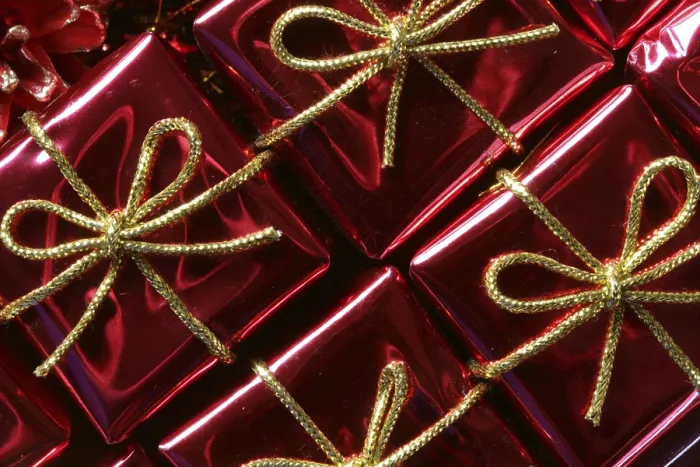 Gerahmter Druck : Weihnachtsgeschenk, Geschenk über rotem Studiohintergrund. Gerahmter Druck : Weihnachtsgeschenk, Geschenk über rotem Studiohintergrund.