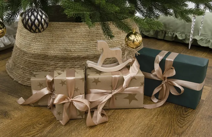 Gerahmter Druck : Weihnsgeschenke sind unter dem Baum.