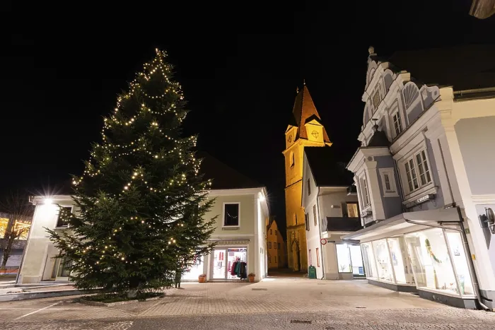 Gerahmter Druck : Weihnachtsbaum auf dem Marktplatz. Gerahmter Druck : Weihnachtsbaum auf dem Marktplatz.
