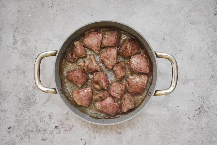 Gerahmter Druck : Stücke Rindfleisch schießen in einer Pfanne. Gerahmter Druck : Stücke Rindfleisch schießen in einer Pfanne.