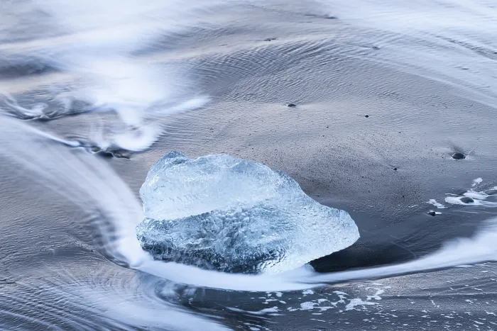 Gerahmter Druck : Eissplitter auf der schwarzen Strand. Gerahmter Druck : Eissplitter auf der schwarzen Strand.
