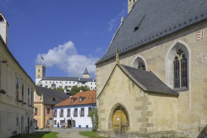 Gerahmter Druck : Kirche und Schloss im Hintergrund. Gerahmter Druck : Kirche und Schloss im Hintergrund.