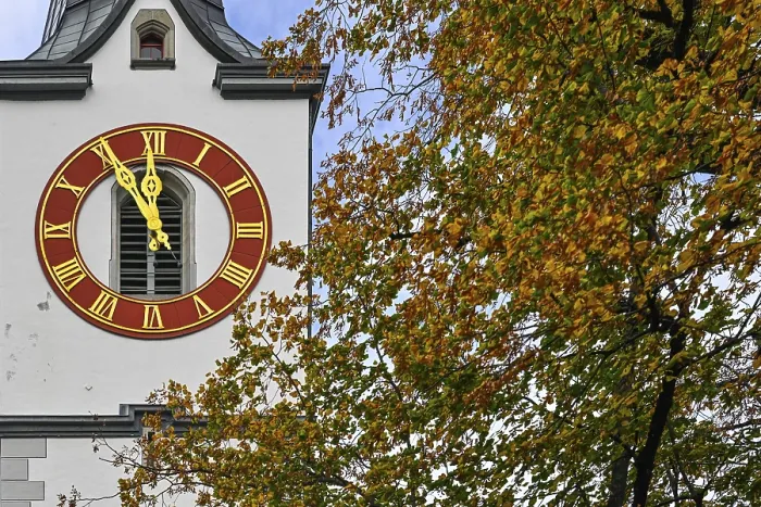 Gerahmter Druck : Kirchturm Uhr fünf vor zwölf. Gerahmter Druck : Kirchturm Uhr fünf vor zwölf.