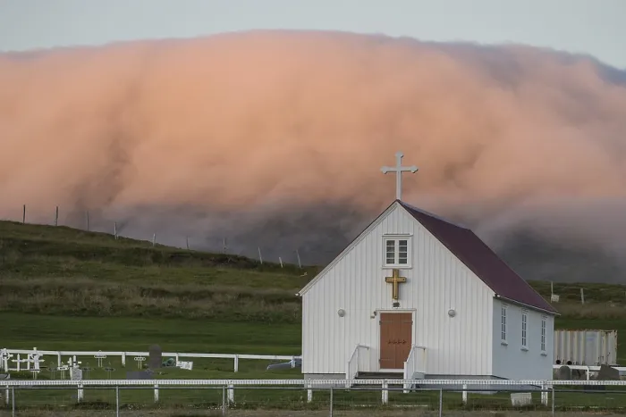 Gerahmter Druck : Kirche vor Wolke am Abendlicht. Gerahmter Druck : Kirche vor Wolke am Abendlicht.