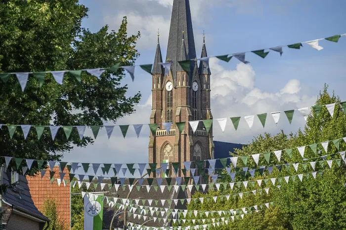 Gerahmter Druck : Kirche mit hohem Turm und Fahnen. Gerahmter Druck : Kirche mit hohem Turm und Fahnen.
