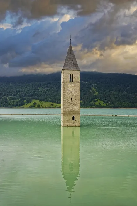 Gerahmter Druck : Kirchturm am Reschensee mit Spiegelung. Gerahmter Druck : Kirchturm am Reschensee mit Spiegelung.