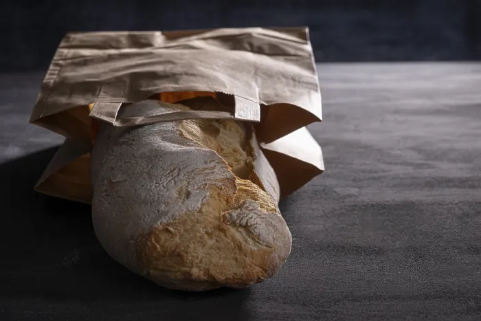 Gerahmter Druck : Ciabatta-Brot in Papierbeutel Gerahmter Druck : Ciabatta-Brot in Papierbeutel