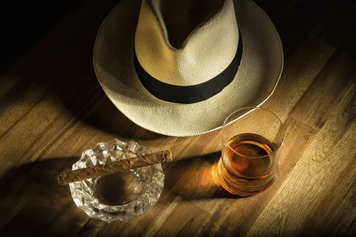 Gerahmter Druck : Zigarre, Rum und Panama-Hut. Gerahmter Druck : Zigarre, Rum und Panama-Hut.